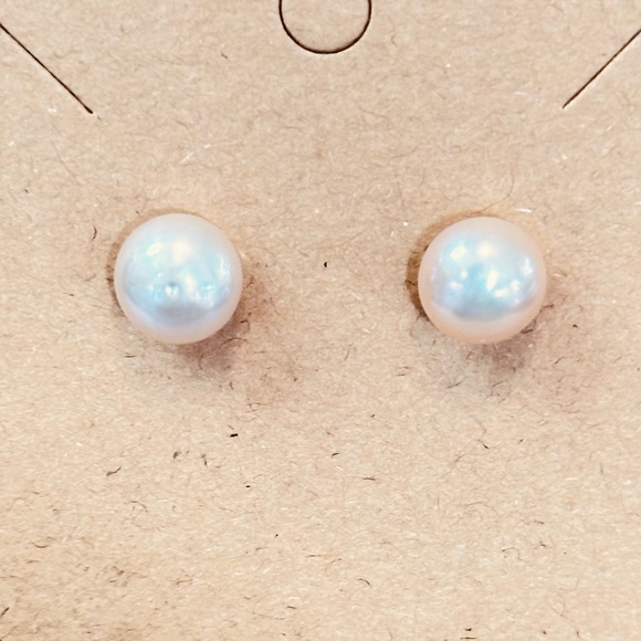 925 Sterling silver Genuine Freshwater Pearl Post Earrings 8.2mm - Picture 2 of 7